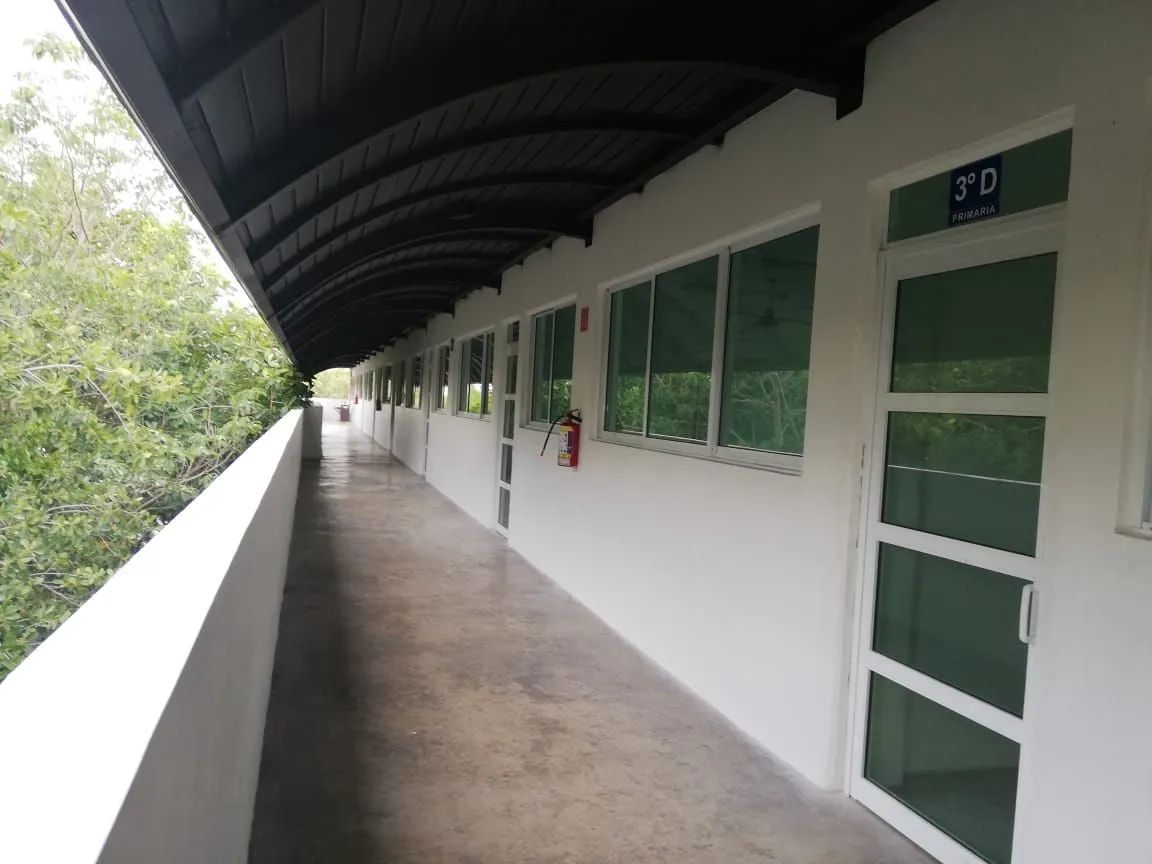 Cancelaría en aluminio y cristal en Centro Escolar NATKAN - Imagen 2