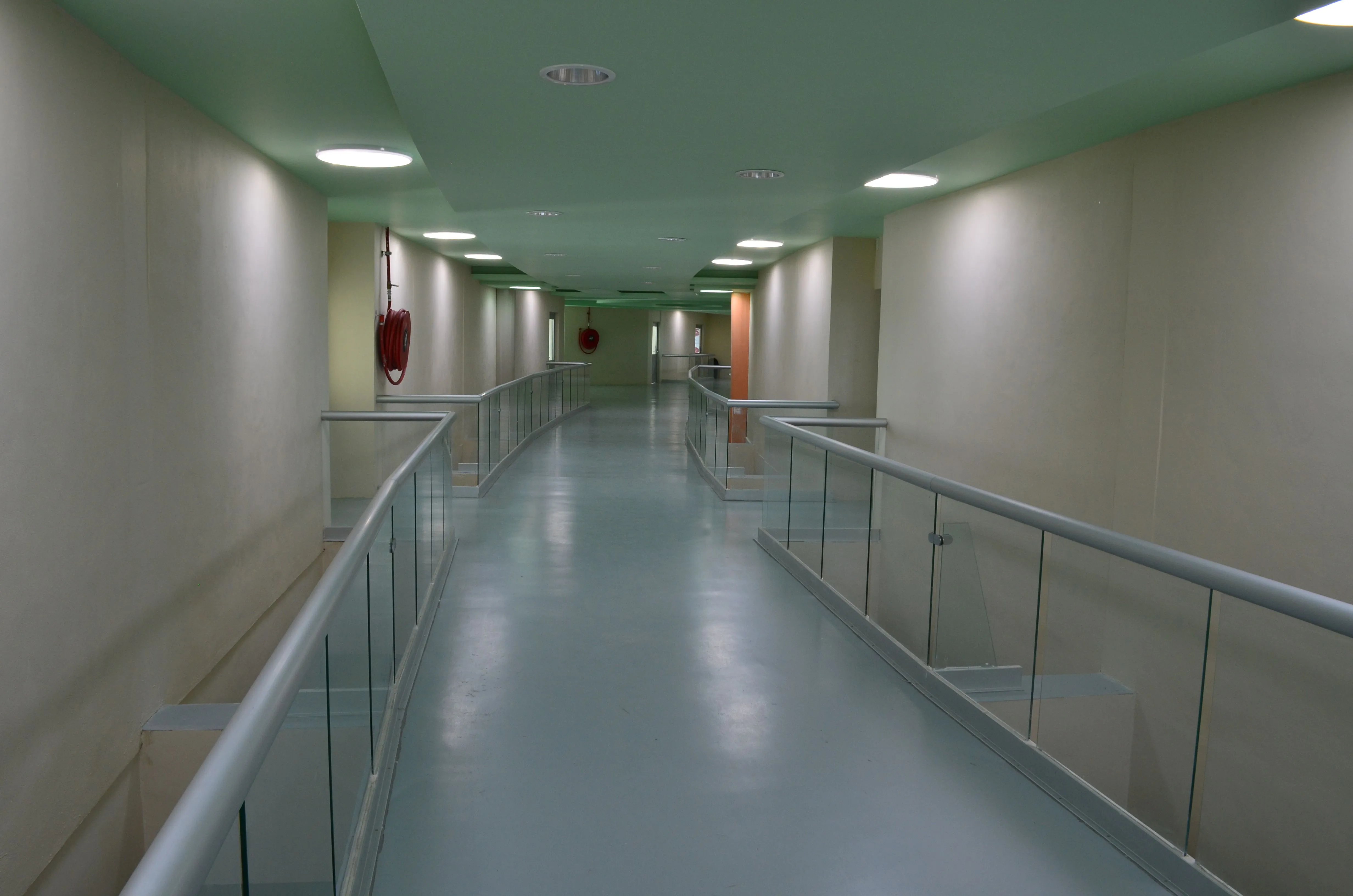 Cancelaría en aluminio y cristal en UQROO Chetumal y Playa del Carmen - Imagen 2