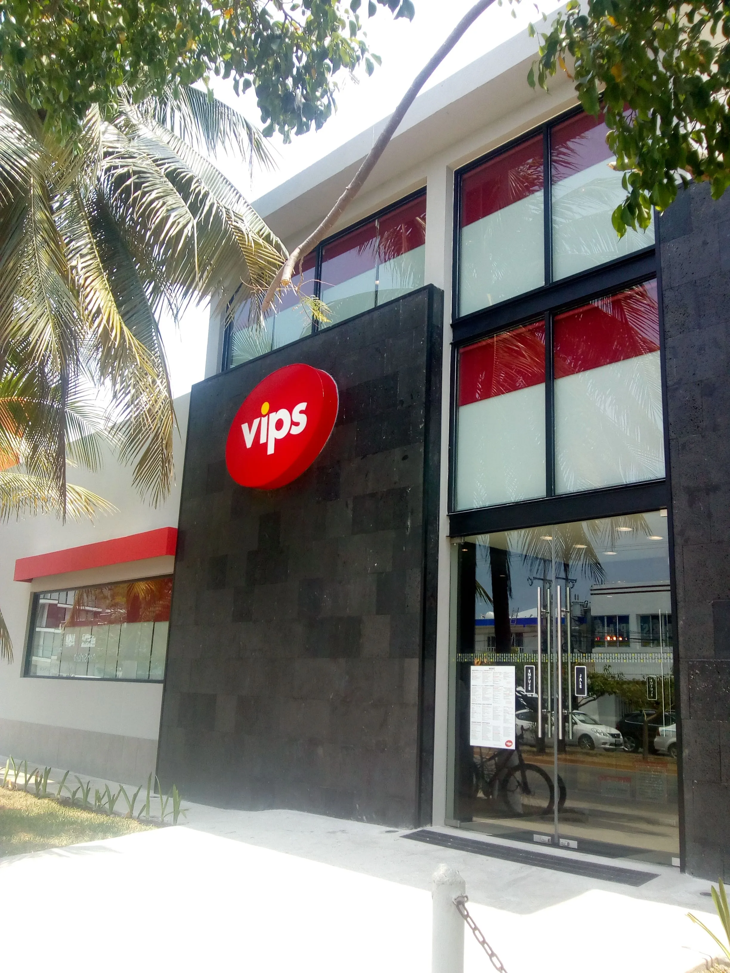 Fachada integral con cristal laminado en VIPS Playa del Carmen - Imagen 1